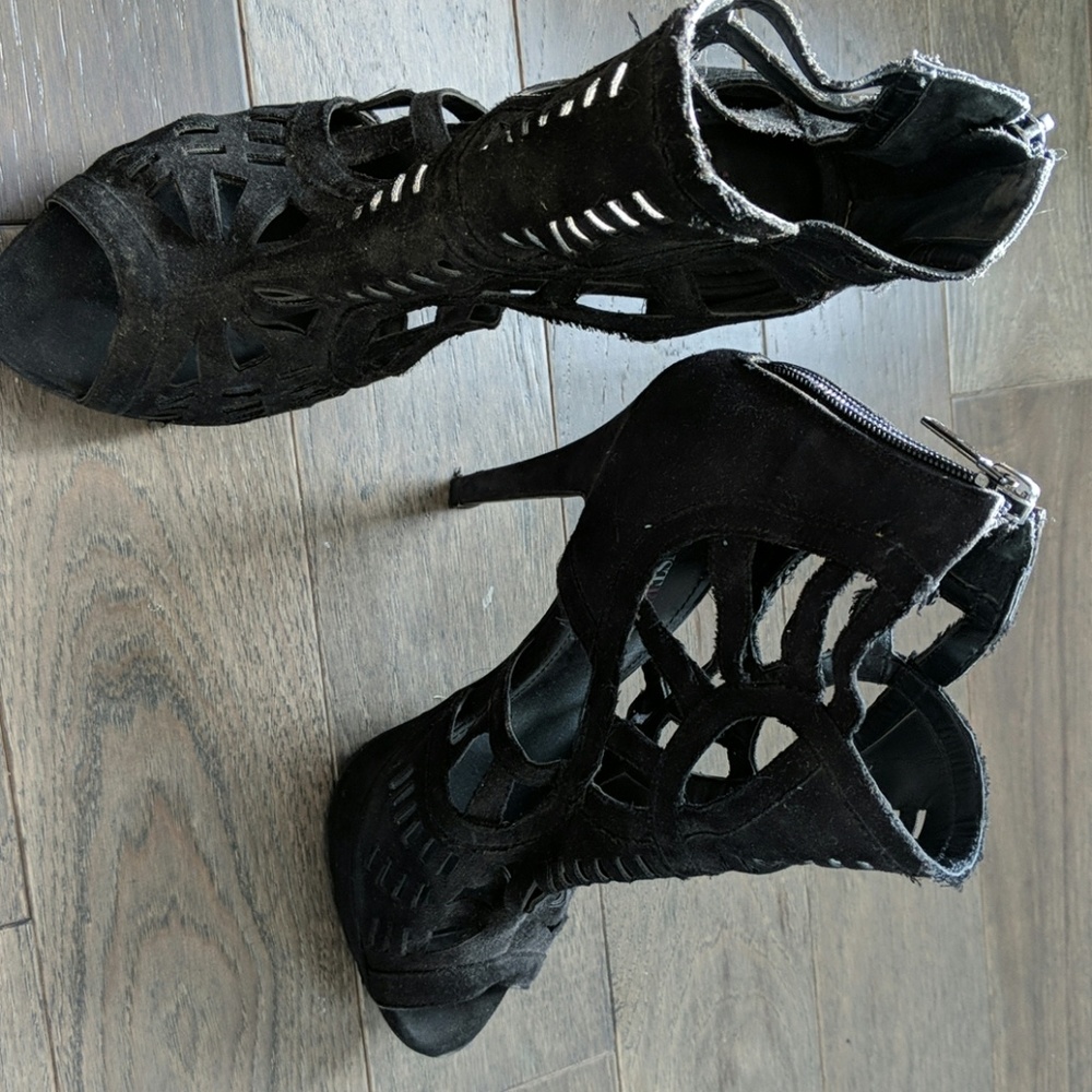Black heel shoes